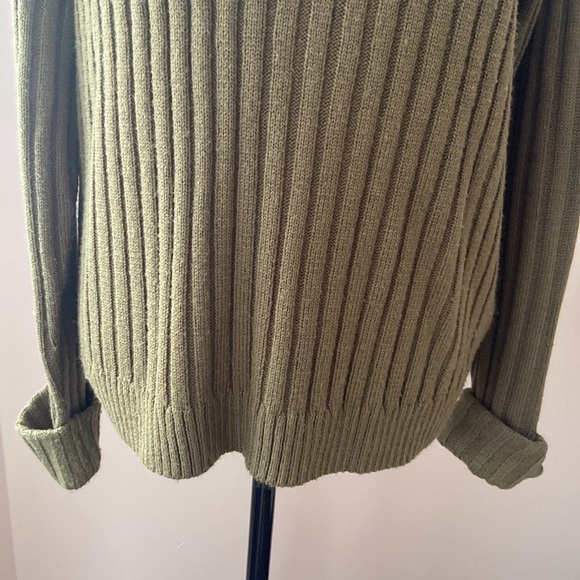 GUESS I Oversized Green Sweater. - Picture 3 of 10